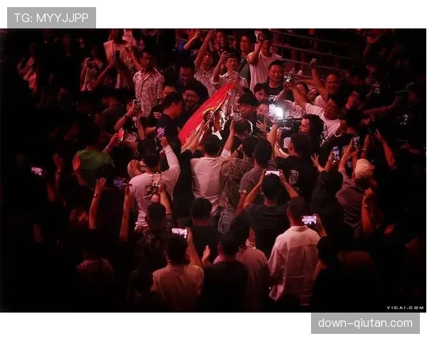 中场活动:致敬即将退役的裁判,全场观众起立致意