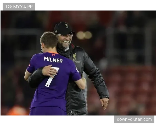 特写：终场哨响，38岁老将米尔纳与全队拥抱庆祝保级成功